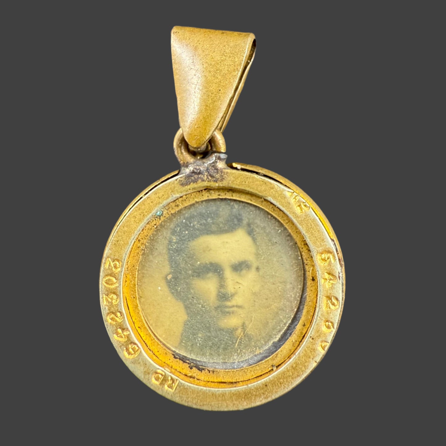 WWI - Canadian - CEF Locket - Soldier Photo - Attributed 157th Battalion / Canadian Machine Gun Corps