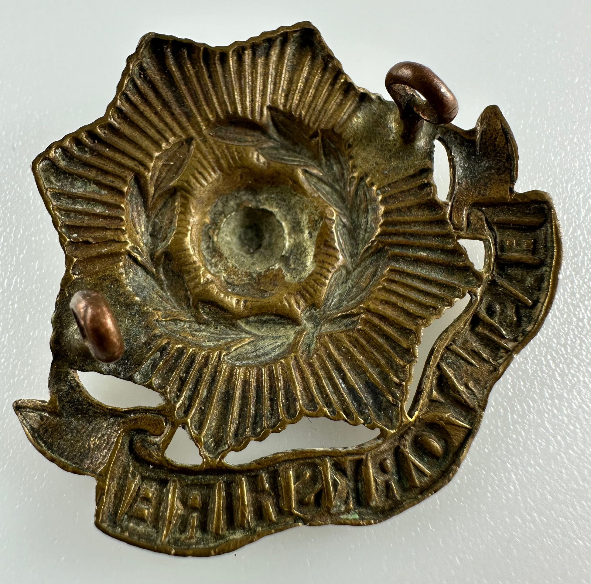 Falanex Cap British WWI/WWII - East Yorkshire Regiment Cap Badge – Phalanx Militaria